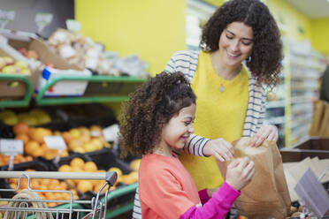 Mutter und Tochter kaufen im Supermarkt ein - CAIF27340