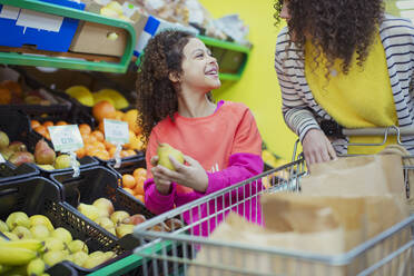 Mutter und Tochter kaufen im Supermarkt ein - CAIF27341