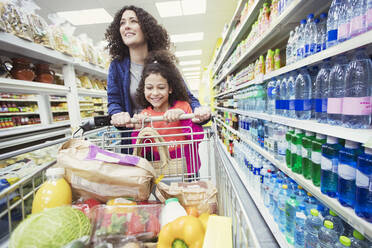 Mutter und Tochter beim Einkaufen im Supermarkt - CAIF27345