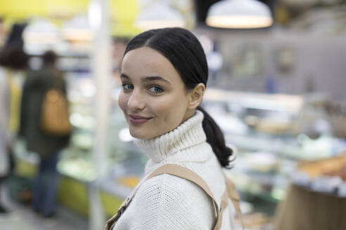 Porträt selbstbewusste junge Frau im Supermarkt - CAIF27346