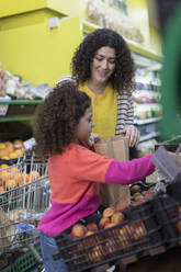 Mutter und Tochter beim Einkaufen im Supermarkt - CAIF27350