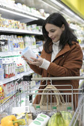 Frau beim Lebensmitteleinkauf im Supermarkt - CAIF27353