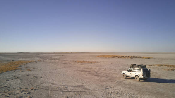 Botswana, Luftaufnahme eines 4x4-Fahrzeugs bei der Überquerung der Makgadikgadi-Pfanne - VEGF02130