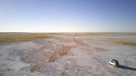 Botswana, Luftaufnahme eines 4x4-Fahrzeugs bei der Überquerung der Makgadikgadi-Pfanne - VEGF02131