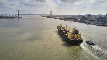 Mosambik, Maputo, Luftaufnahme eines Containerschiffs beim Verlassen der Stadt - VEGF02133