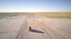 Botswana, Luftaufnahme eines 4x4-Fahrzeugs bei der Überquerung der Makgadikgadi-Pfanne - VEGF02136