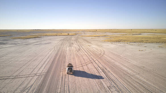 Botswana, Luftaufnahme eines 4x4-Fahrzeugs bei der Überquerung der Makgadikgadi-Pfanne - VEGF02136