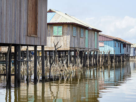 Benin, Atlantique Department, Ganvie, Stilt houses on shore of Lake Nokoue - VEGF02144