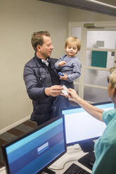 Reifer Mann gibt Ausweis an Ärztin, während er seinen Sohn im Krankenhaus trägt - MASF18025