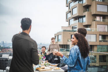 Junge Freunde beim geselligen Beisammensein auf der Dachterrasse - MASF18233