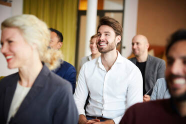 Lächelnde Unternehmer in einer Konferenzsitzung am Arbeitsplatz - MASF18323