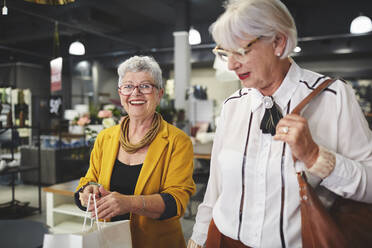 Seniorinnen Freunde einkaufen - CAIF27380