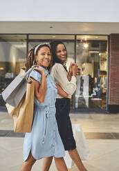 Porträt glückliche Frauen Freunde Einkaufen im Einkaufszentrum - CAIF27395