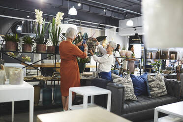 Ältere Frauen beim Einkaufen in einem Geschäft für Wohnkultur - CAIF27399