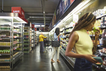 Frauen beim Einkaufen im Supermarkt - CAIF27450
