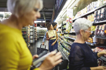 Frauen beim Lebensmitteleinkauf im Supermarkt - CAIF27461