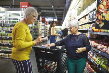 Ältere Frauen beim Lebensmitteleinkauf im Supermarkt - CAIF27478