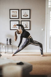 Frau übt Yoga zu Hause - DAWF01427