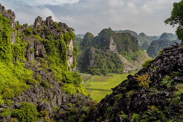 Vietnam, Provinz Ninh Binh, Ninh Binh, Blick auf bewaldete Karstformationen im Hong River Delta - MAUF03383