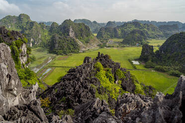 Vietnam, Provinz Ninh Binh, Ninh Binh, Blick auf bewaldete Karstformationen im Hong River Delta - MAUF03384