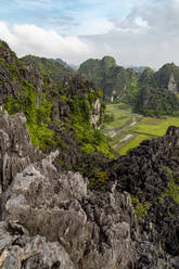 Vietnam, Provinz Ninh Binh, Ninh Binh, Blick auf bewaldete Karstformationen im Hong River Delta - MAUF03385