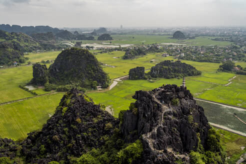 Vietnam, Provinz Ninh Binh, Ninh Binh, Grüne Landschaft des Hong River Delta - MAUF03394