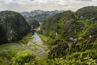 Vietnam, Provinz Ninh Binh, Ninh Binh, Blick auf bewaldete Karstformationen im Hong River Delta - MAUF03395