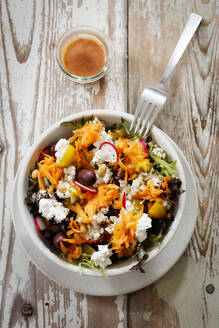 Schüssel mit vegetarischem Salat mit Ziegenkäse, Gerste, Radieschen, Oliven, Karotten, Tomaten und Feigen - EVGF03602