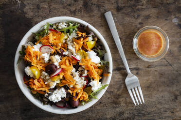 Schüssel mit vegetarischem Salat mit Ziegenkäse, Gerste, Radieschen, Oliven, Karotten, Tomaten und Feigen - EVGF03614