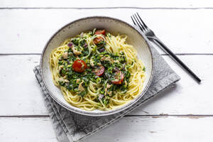 Teller mit Spaghetti mit Spinat, Lachs und Tomaten - SARF04561