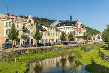 Schweden, Ostergotland, Soderkoping, Autos parken entlang einer Häuserreihe an einem kleinen Flusskanal - TAMF02213