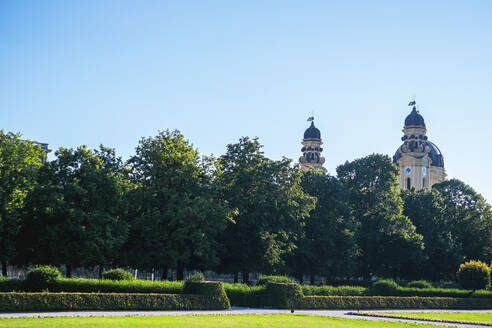 Deutschland, Bayern, München, Die Türme der Theatinerkirche vom Hofgarten aus gesehen - MMAF01329