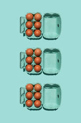 Studio shot of chicken eggs in turquoise colored cartons - GEMF03691