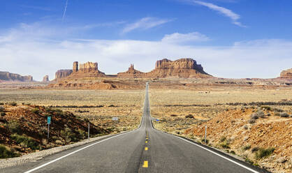 Leere Wüstenstraße Richtung Monument Valley gegen den Himmel, Monument Valley Tribal Park, Utah, USA - DGOF00976