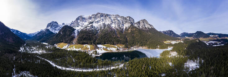 Deutschland, Bayern, Ramsau bei Berchtesgaden, Blick aus dem Hubschrauber auf den Hintersee und die Reiter Alpe in der Winterdämmerung - AMF08074