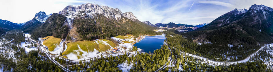 Deutschland, Bayern, Ramsau bei Berchtesgaden, Blick aus dem Hubschrauber auf den Hintersee und die Reiter Alpe in der Winterdämmerung - AMF08078