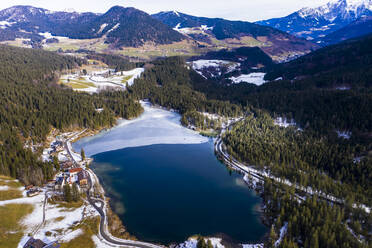 Deutschland, Bayern, Ramsau bei Berchtesgaden, Blick aus dem Hubschrauber auf den Hintersee und die Reiter Alpe in der Winterdämmerung - AMF08080