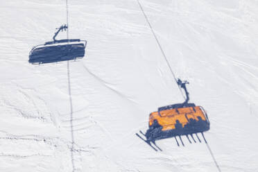 Deutschland, Bayern, Garmisch-Partenkirchen, Schatten von Skifahrern im Sessellift auf der Zugspitze - WFF00411