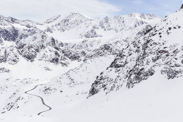 Österreich, Tirol, Kaunertal, Blick auf die schneebedeckten Berge und die Kaunertaler Gletscherstraße - WFF00413