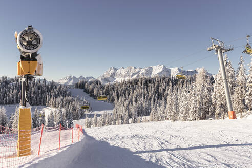 Österreich, Steiermark, Schladming, Schneemaschine und Skilift auf der Planai-Piste - WFF00424