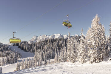 Österreich, Steiermark, Schladming, Planai-Sessellifte mit Dachsteinmassiv im Hintergrund - WFF00426