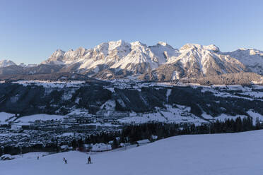 Österreich, Steiermark, Schladming, Planai-Skipiste in der Abenddämmerung mit Dachsteinmassiv im Hintergrund - WFF00427