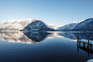 Österreich, Oberösterreich, Berge spiegeln sich im glänzenden Hallstätter See - WFF00438