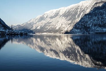 Austria, Upper Austria, Hallstatt, Mountains reflecting in shiny Lake Hallstatt - WFF00439