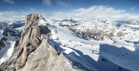 Italien, Trentino, Skifahrer auf dem Gipfel der Marmolada - WFF00440