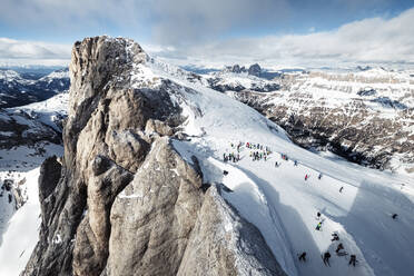 Italien, Trentino, Skifahrer auf dem Gipfel der Marmolada - WFF00445