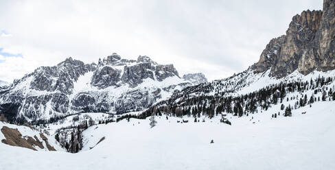 Italien, Trentino, Panorama des schneebedeckten Sella Ronda Massivs - WFF00450