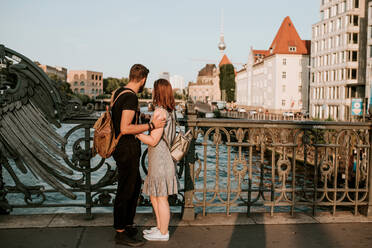 Verliebtes junges Paar auf einer Brücke in der Stadt, Berlin, Deutschland - VBF00003