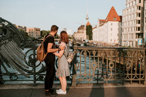 Verliebtes junges Paar auf einer Brücke in der Stadt, Berlin, Deutschland - VBF00003