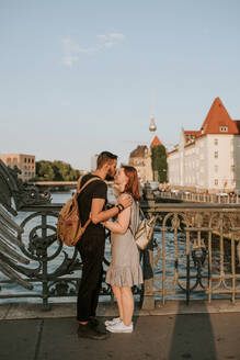 Verliebtes junges Paar auf einer Brücke in der Stadt, Berlin, Deutschland - VBF00004